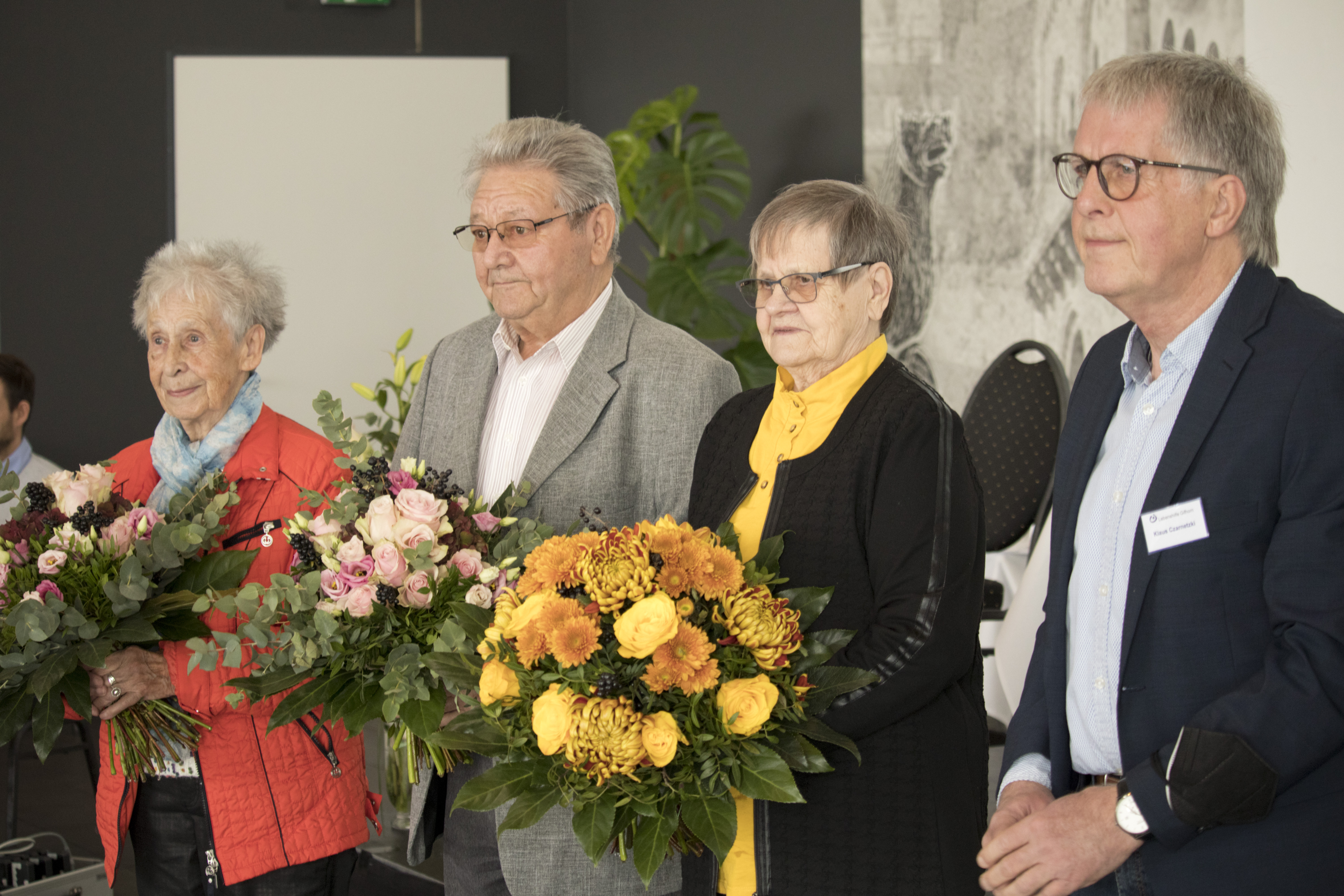 Erna Werthmann, Manfred Reiche und Gudrun Calberlah daneben Klaus Czarnetzki (ehemaliger Vorstandsvorsitzender)