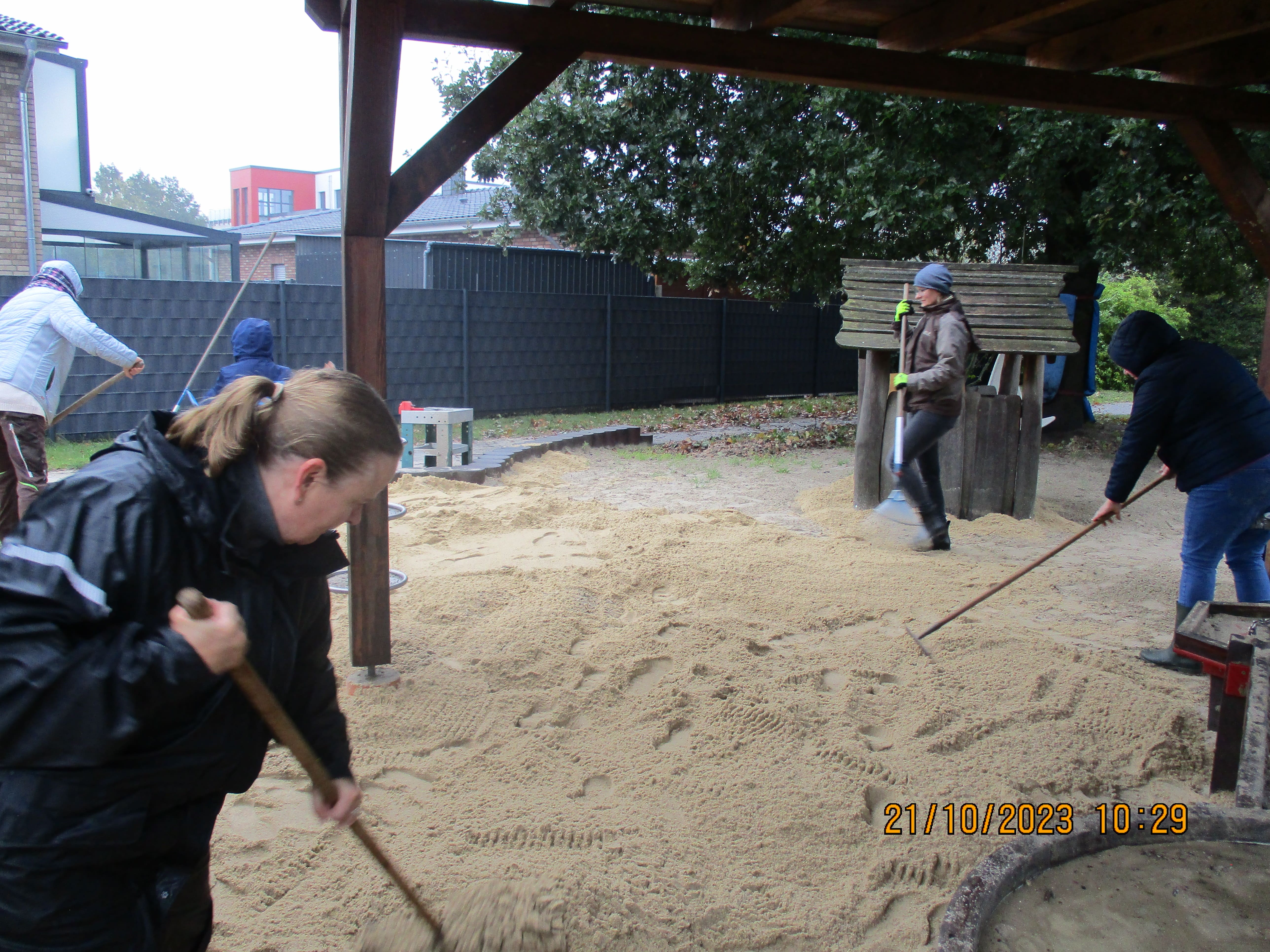 Der Sand wird von allen verteilt