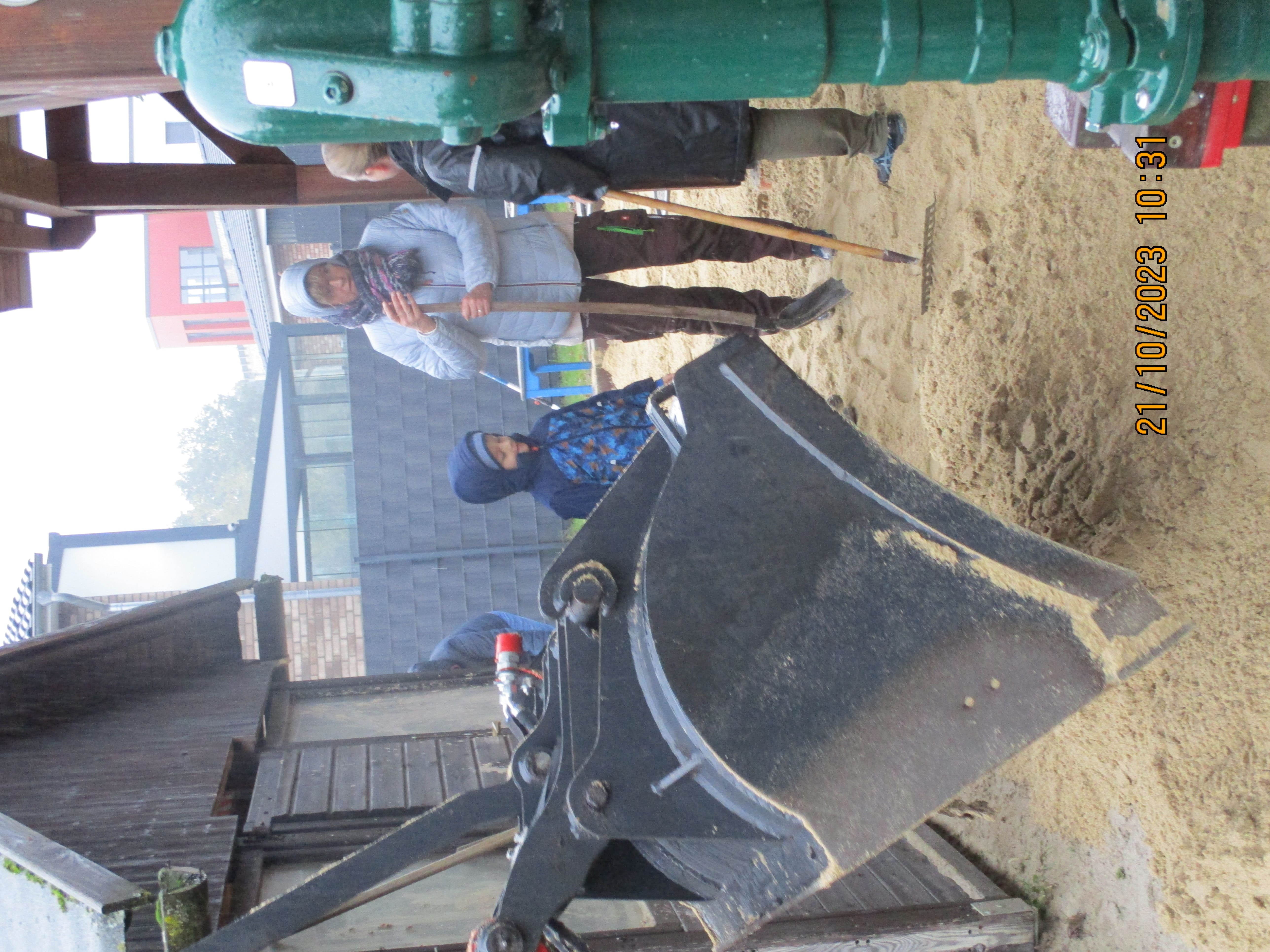 Der Sand wird mit dem Bagger abgekippt